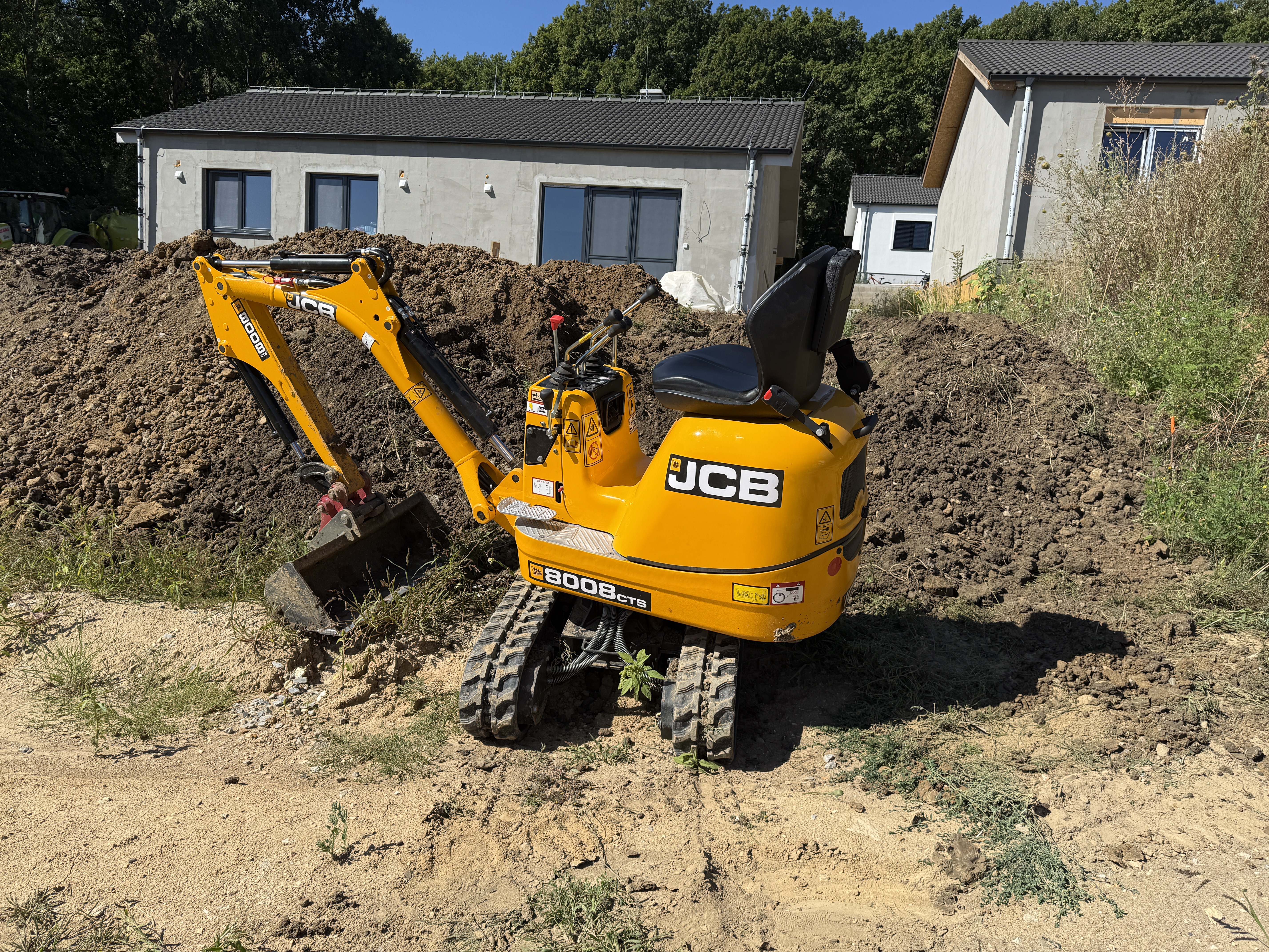 Minibagr – práce na zahradě